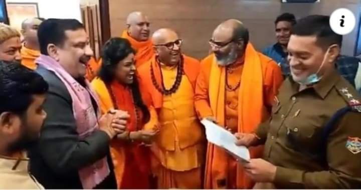 newsg24hindi's tweet photo. Equal law in India. 
Example.👇🏾
Pic.1 Chakka Jam...  
In Jail 700 days +

Pic.2 Incitement to massacre. 
Having some good time with Police.
#ArrestHaridwarCulprits
#ArrestHaridwarGenocideMongers https://t.co/A8pB0IN0GN