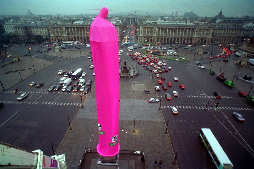 artribune's tweet photo. #fotodelgiorno: Il 1 dicembre 1993 un enorme preservativo rosa shocking fu srotolato sull'obelisco di Place de la Concorde a Parigi per la prima giornata mondiale contro l'Aids. Operazione ideata di Benetton in collaborazione con #actup https://t.co/mBpfZfp0ne
