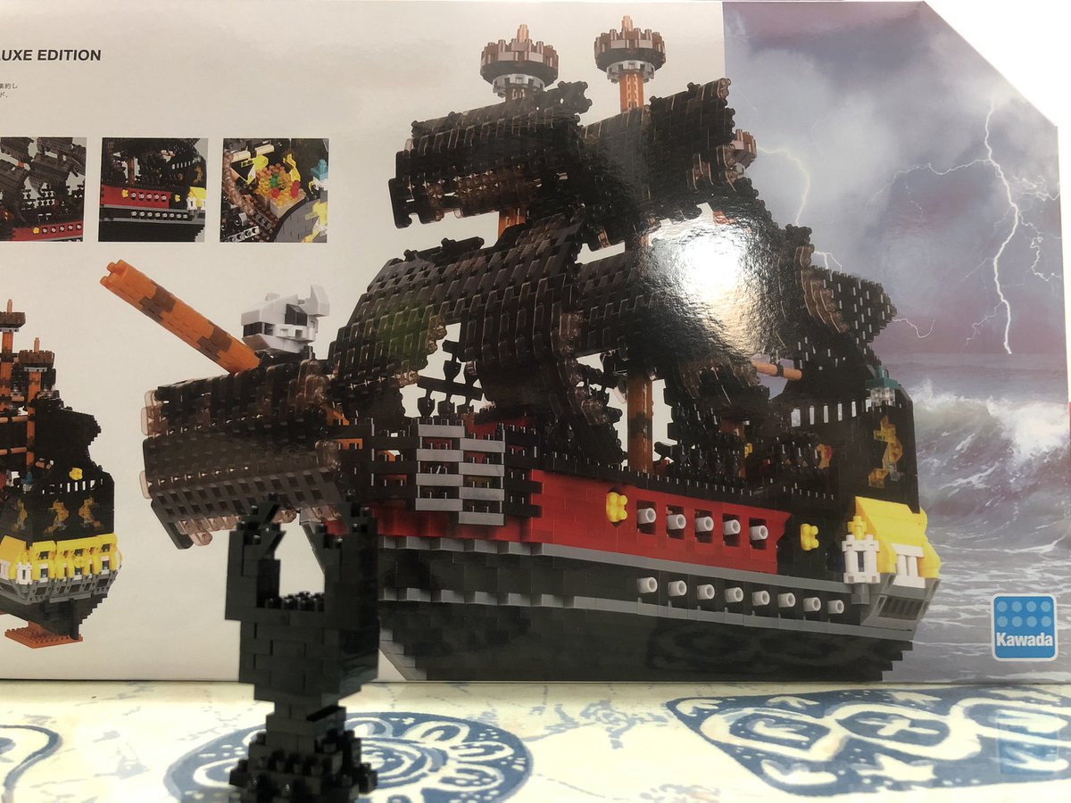 gameaki733's tweet photo. 去年買了海盜船來組剛好在玩空洞騎士，趁著零件夠就換了旗幟的圖案跟前頭裝飾，又另外買了其他套組弄小騎士跟小隻的學長，可惜零件還是有點不夠，真的好難🤦‍♀️ https://t.co/JoSaMc94cR