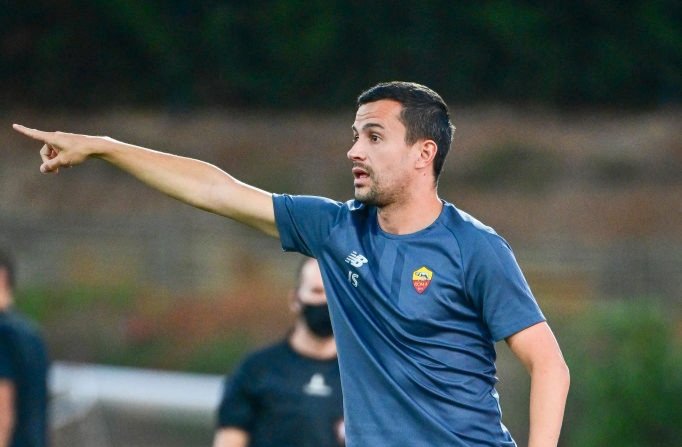 RomaTalkRadio's tweet photo. ✅ #Pellegrini e #Abraham saranno a disposizione per la partita contro il #Milan. 

❌ Joao #Sacramento non è più il vice allenatore di José #Mourinho. Al suo posto Salvatore #Foti.

#ASRoma https://t.co/AuHbGUqYgd