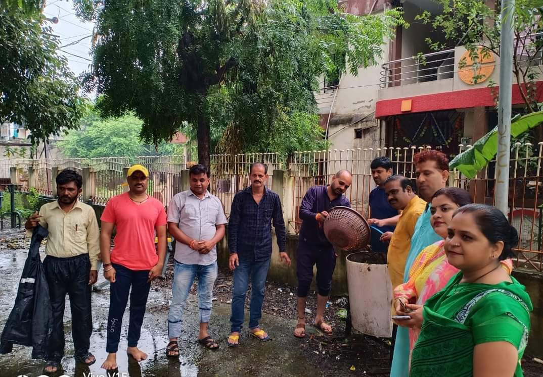 Harisingh56's tweet photo. उज्जैन में टीम हिन्दू ईकोसिस्टम द्वारा आयोजित मन्दिर स्वच्छता अभियान में मातृशक्ति ने भी बढ़चढ़कर भाग लिया
#CleanTempleCleanNation 
#मंदिर_स्वच्छता_सेवा_अभियान 
@KapilMishra_IND https://t.co/6cjzsoS8Ka