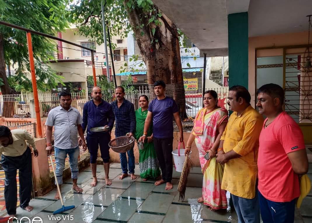 Harisingh56's tweet photo. उज्जैन में टीम हिन्दू ईकोसिस्टम द्वारा आयोजित मन्दिर स्वच्छता अभियान में मातृशक्ति ने भी बढ़चढ़कर भाग लिया
#CleanTempleCleanNation 
#मंदिर_स्वच्छता_सेवा_अभियान 
@KapilMishra_IND https://t.co/6cjzsoS8Ka