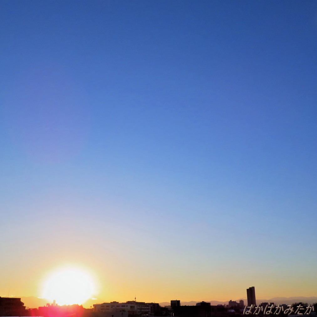 TMitaka's tweet photo. 1/2

夕空に願いを

　穏やかな一夜になりますように

本年も宜しくお願い致します

小金井市本町より　16：21・29・39
　
https://t.co/cE2fHwOUJf https://t.co/YVFRThnxSv