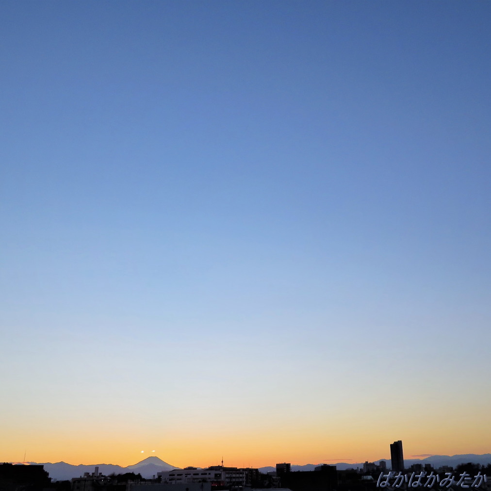 TMitaka's tweet photo. 1/2

夕空に願いを

　穏やかな一夜になりますように

本年も宜しくお願い致します

小金井市本町より　16：21・29・39
　
https://t.co/cE2fHwOUJf https://t.co/YVFRThnxSv