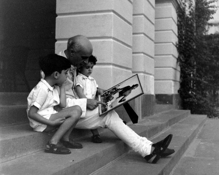 tweetbiplab's tweet photo. Sharing a rare photograph of #Nehru.
No further comments😶
#DominionStatus #TransferofPower https://t.co/1MrrWLYEde