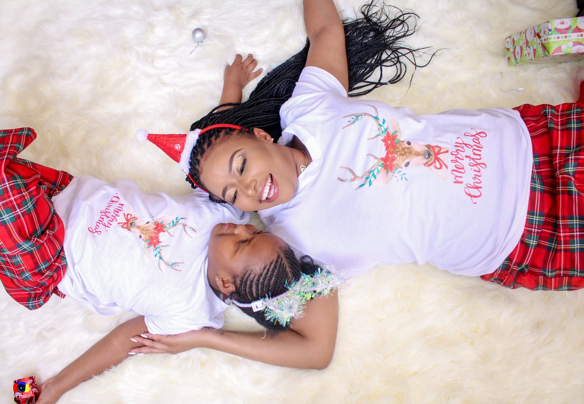 La0nerib's tweet photo. A Christmas Photoshoot with the family ❤️ https://t.co/2qZltgcquc