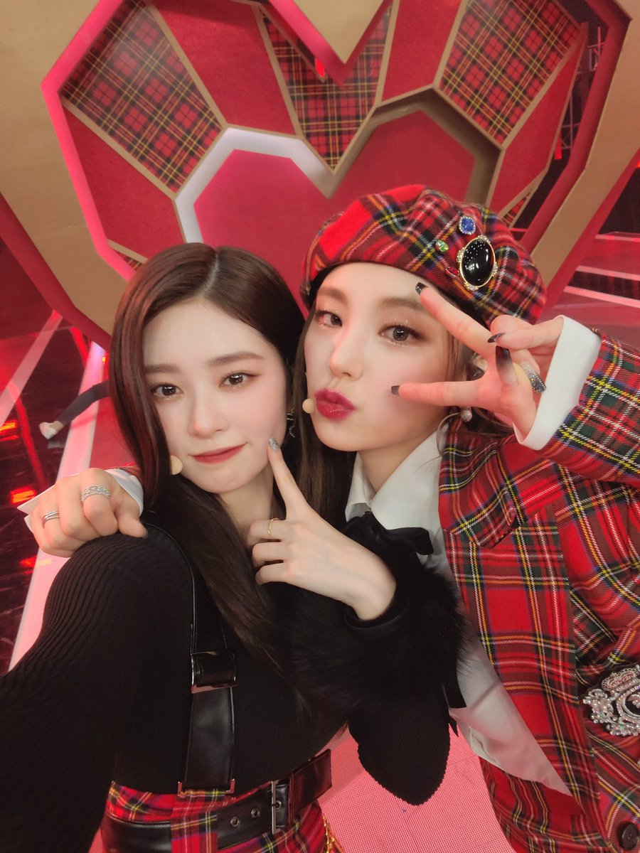 220102 [twitter] <a href="/MBCMusicCore/">쇼! 음악중심</a> (4p)

ดองกูรี❣

#มินจู #คิมมินจู #KimMinju #김민주 #キムミンジュ