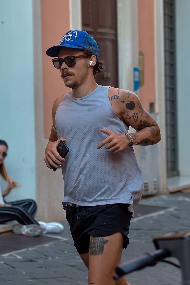 HSQUOTED's tweet photo. “I tried to keep up [with Harry’s strict daily exercise routine] but didn’t last more than two weeks. The discipline is terrifying.”

(Kid Harpoon, Variety 2020) https://t.co/j3882IaZQg