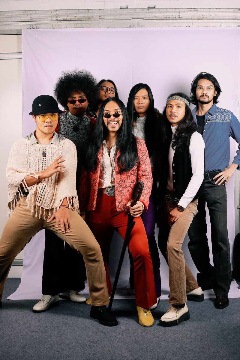 megatahmadfazly's tweet photo. Untuk dikenang di masa hadapan. 1/1/2022. Usai menjadi session keyboardist buat Margasatwa untuk persembahan pembukaan Semi Final Muzik Muzik 36. Terima kasih atas kepercayaan. Maju terus @Mrgstwa yang asli. #sfmm36 #roadtoajl #muzikmuzik36 https://t.co/F8dT8RvO3l