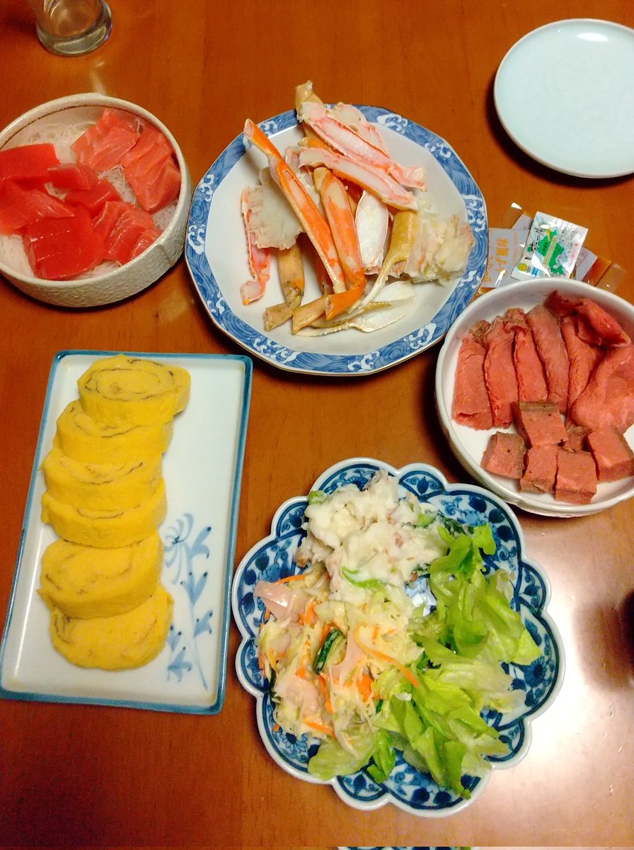 今日の晩御飯は、 マグロ刺身 サラダ ローストビーフ 玉子焼 牛ステーキ 茹でカニ 寿司 実家で集まって食事です✨ お腹イッパイ食べて、飲んでいます 😋🍺