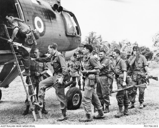 #Australian🇦🇺 soldiers of 3 RAR in Sarawak, British North Borneo in 1965, board a helicopter for operations in search of Indonesian infiltrators
From March-July 65 3RAR were involved in 4 major contacts against Indo forces
#MilitaryHistory #AWM #RoyalAustralianRegiment