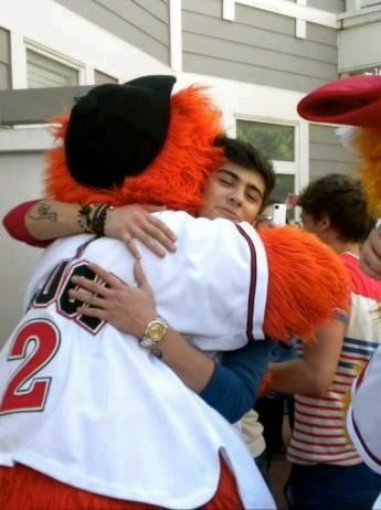 zaynpoolbot's tweet photo. hug https://t.co/dY1vwhIqjB