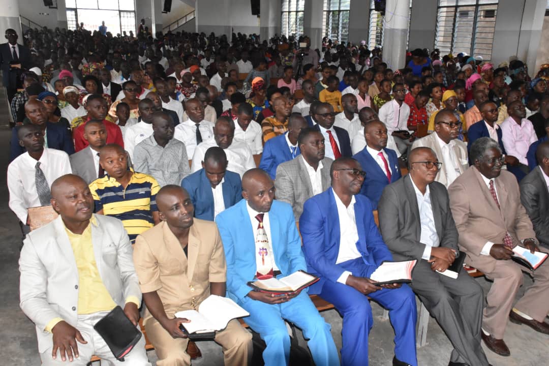 #Burundi Hari rero ibintu 4 bisabwa kugira ngo ube muri urwo rukundo rw'Imana
1. Ntitukave ku Mana 
2.Dukomeze twezwa.
3. Itara ryacu rigume ryaka 
4.Twitondera Ijambo ry'Imana.
Aya Majambo abayuda bayabwiye   ab'israeli mu kubumvisha ko n'ubwo baje kubatera batazobashobora.