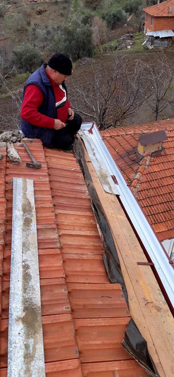 KaleOzluce's tweet photo. Okulumuz Özlüce İlkokulu ve Ortaokulu Binamızın çati katında bulunan oluklar ve boruları yenilenmiştir.Bundan dolayı Kale Milli Eğitim Müdürümüz Nurettin Tıkım'a okulumuz adına teşekkür ederiz. HAYIRLI OLSUN.. https://t.co/VDDtophFTI
