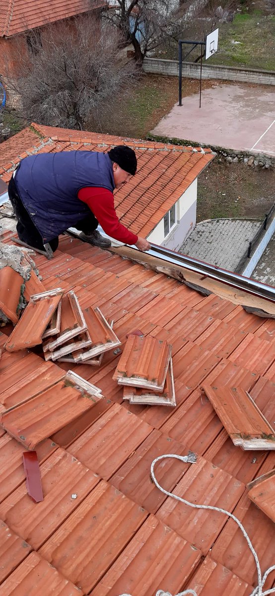 Okulumuz Özlüce İlkokulu ve Ortaokulu Binamızın çati katında bulunan oluklar ve boruları yenilenmiştir.Bundan dolayı Kale Milli Eğitim Müdürümüz Nurettin Tıkım'a okulumuz adına teşekkür ederiz. HAYIRLI OLSUN..
