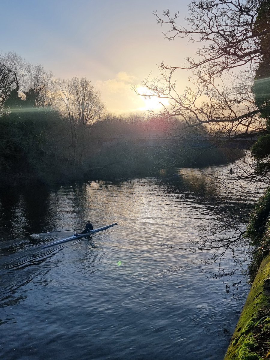 ZackHills8's tweet photo. No Rugby today, so blow the cobwebs off with a nice early Sunday morning row. https://t.co/t1s8n1eCP4