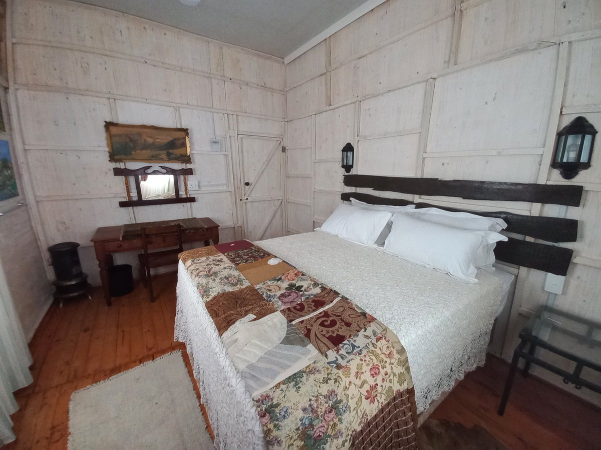 KameelAnd's tweet photo. We would like to invite you to our little oasis in #KameelZA. Our Great Escape cabin is ready for guests. Come and enjoy the peace and quiet. Sit around the fire and watch the star filled milky way.
#RouteR377 #Northwest #Kameelrustandvrede https://t.co/zGb2GUNBEy