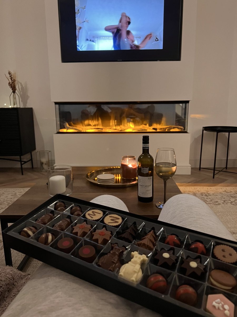 zoe_pl's tweet photo. Cosy New Year’s Day 🥂 https://t.co/pQQzrQdcub