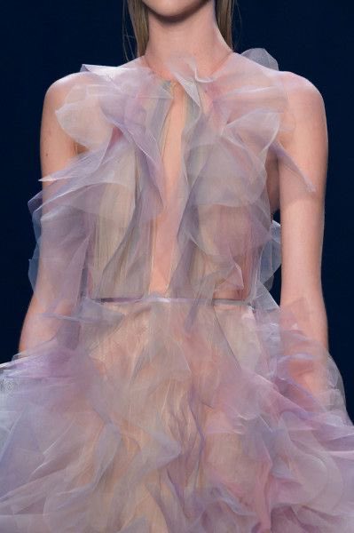 laletraB's tweet photo. La distinción entre moda y arte siempre me ha parecido muy arbitraria. 

Tal vez la cuestión sea a qué llamamos moda. La alta costura, desde luego, está más alineada con el arte. 

Marchesa - Primavera 2017

#fashion #visualcurator #marchesa #hautecouture https://t.co/Vwxwtp3m8P