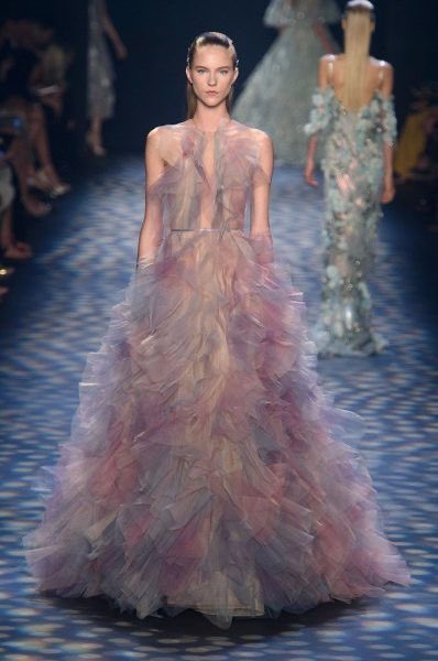 laletraB's tweet photo. La distinción entre moda y arte siempre me ha parecido muy arbitraria. 

Tal vez la cuestión sea a qué llamamos moda. La alta costura, desde luego, está más alineada con el arte. 

Marchesa - Primavera 2017

#fashion #visualcurator #marchesa #hautecouture https://t.co/Vwxwtp3m8P