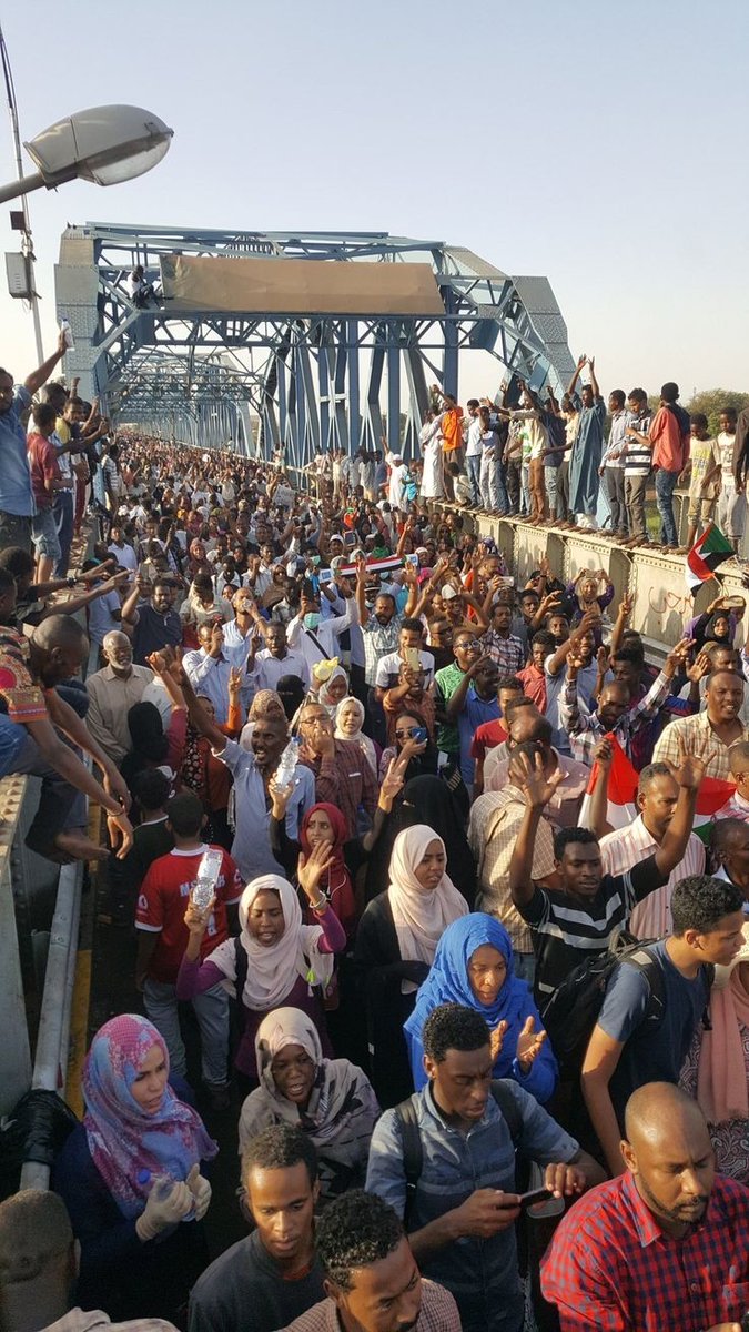 لازم تفتح اضانك وتسمع ..
صوت الشارع لمن يدوي 
كل قلاع الخونة بتهوي
وكل جباه الكهنة بتركع ..
وشمس الح...