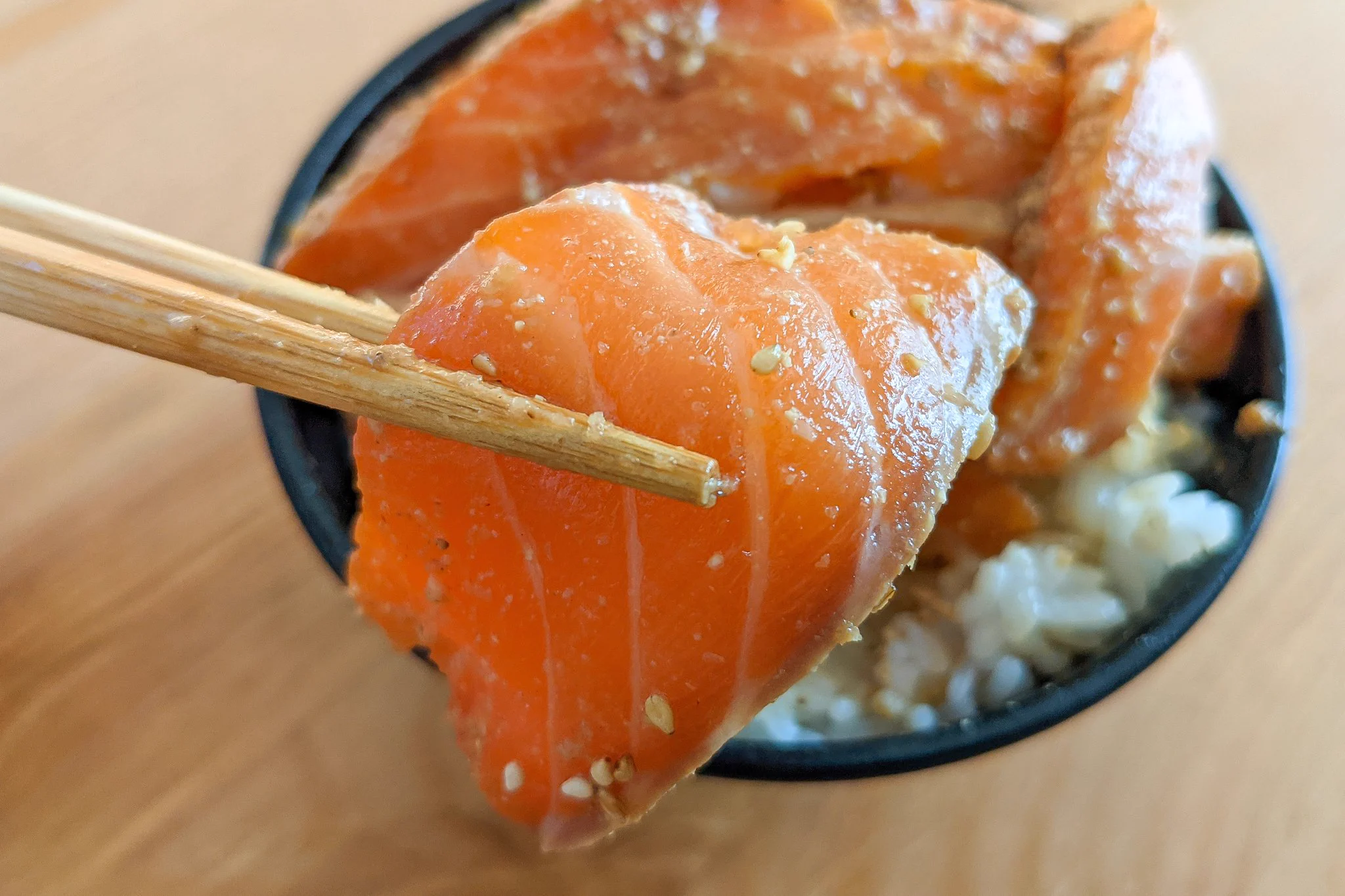 さっぱり美味しそう！ポン酢などを使った、サーモンの漬け丼レシピ！