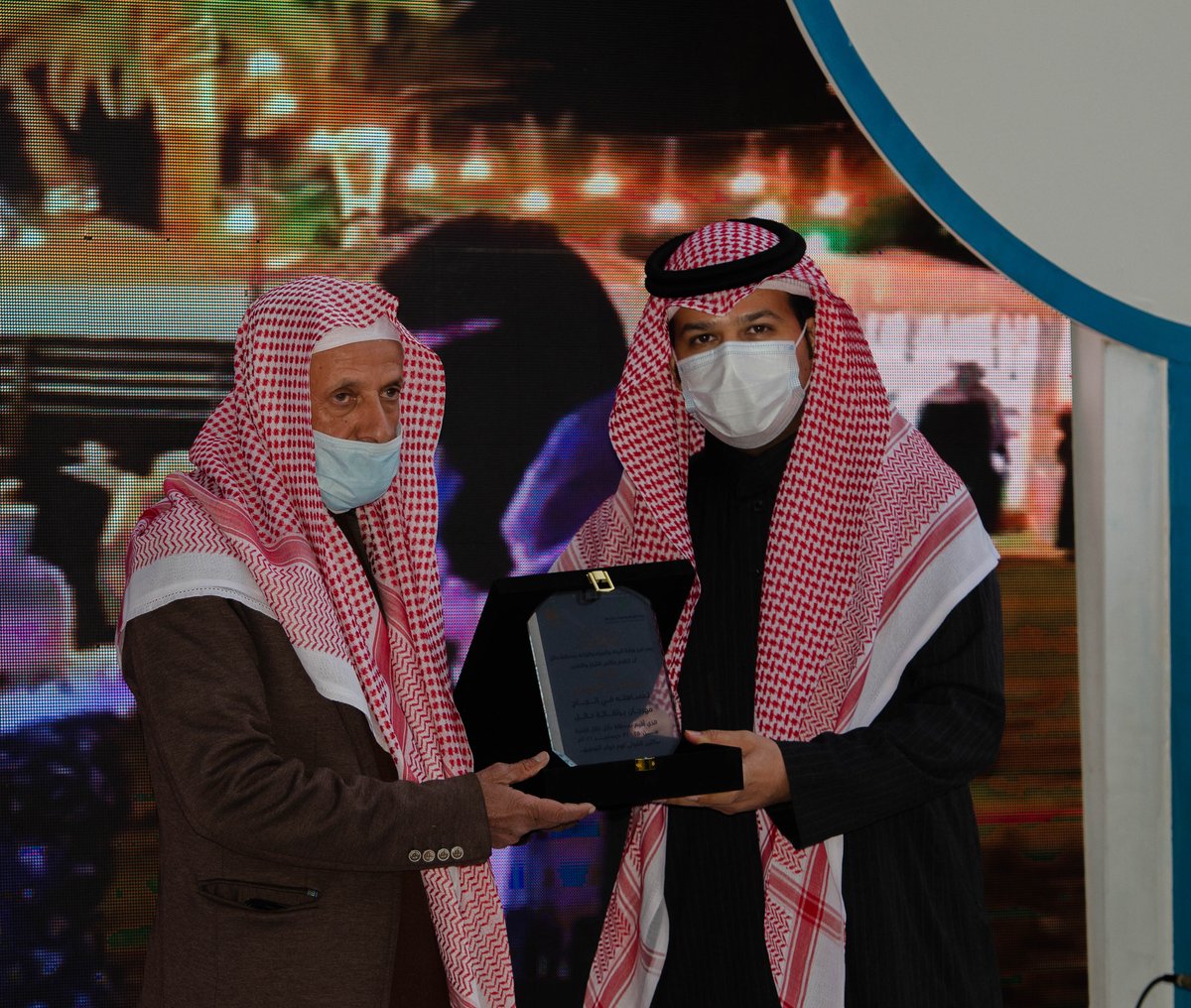 oranges_hail's tweet photo. جانب من تكريم الرعاة والمشاركين في فعاليات #مهرجان_برتقالة_حائل https://t.co/SeptzAZbot