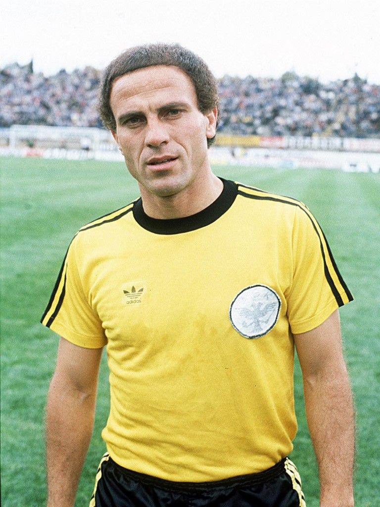 fussballgeekz's tweet photo. Mimis Domazos; 'The General', creative, intelligent, inspirational, played in 536 #Greek League fixtures - a record - for @paofc_ (502) & @AEK_FC_OFFICIAL (34) winning 9 titles with #iPrasini & 1 with #Kitrinomavri & won numerous #Greek caps in a playing career spanning 21 years. https://t.co/96NkTu0udw