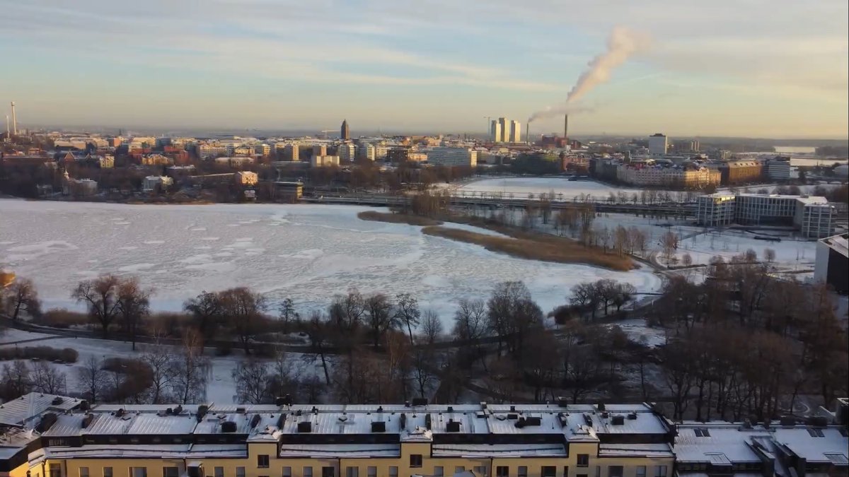 No jopas on väljä kolmio Etu-Töölössä. Edessä #Töölönlahti ja Hesperianpuisto kulman takana. Vastike 3.20 ja pirssinkin saa pihaan. youtu.be/utjh6fYhSUM