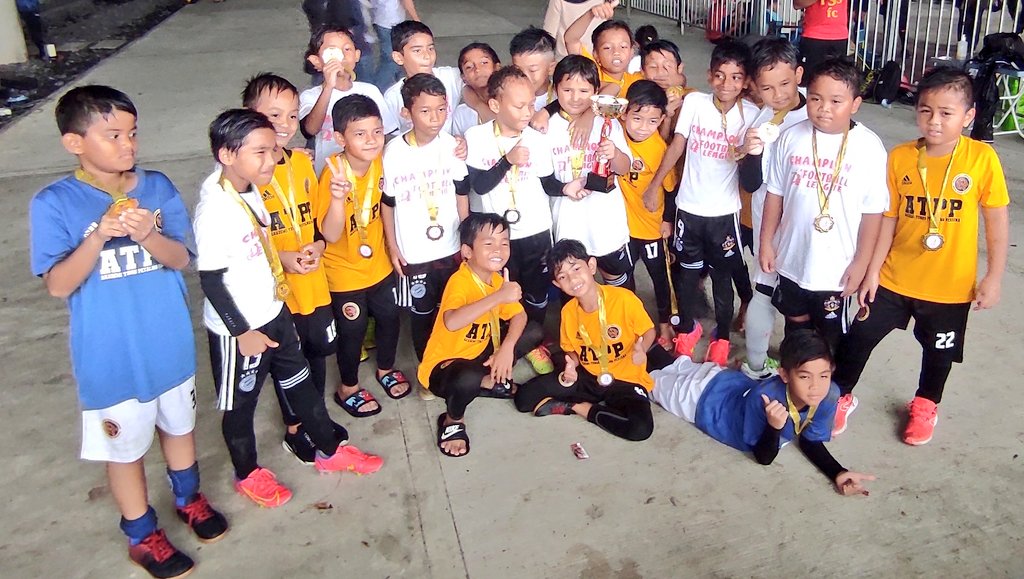 PapaQQs's tweet photo. 2.1.22
This is the great start for the new year, let's continue! 
1st cup &amp; medal in 2022
Champions &amp; 1st Runner Up!
Congrats boys! 👏👏👏
#TSSFC
#U9
#DZFriendlyLeague2022
#Champions 
#RimbayuFootballHub
#Grassroots 
#GrassrootsFootball 
#Page2of365 https://t.co/IyD7jWjbqD
