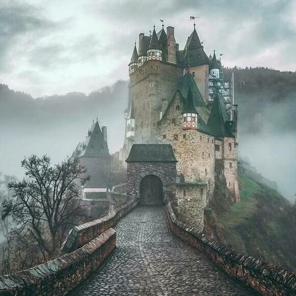 AlternateEon's tweet photo. Wishing I could just go to another place in the world 🌎 
#Germany #Castle #DreamsFor2022 https://t.co/9z4wS64AO9