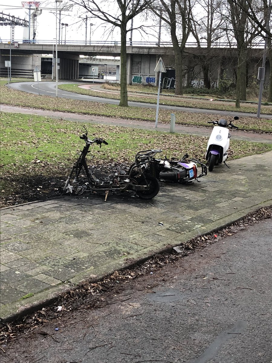 A-ploeg in het nieuwe jaar. Iedereen de beste wensen! Uitruk 1 , accu’s blijven branden van uitgebrande scooters. #Brandweer
