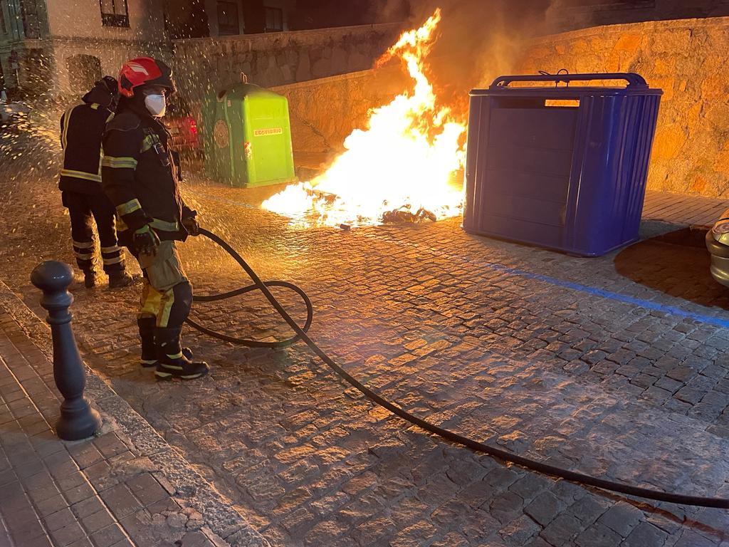 Esta noche ha tenido que intervenir #BomberosÁv en un incendio en un trastero en Bajada de los Berrocales, sin heridos, y también con un contenedor ardiendo en Juan José Martín.

#Ávila
