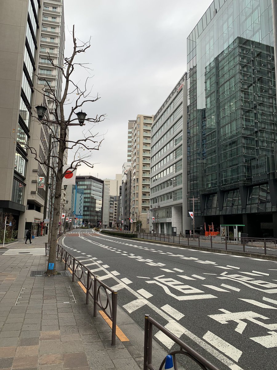 tottoko_tora's tweet photo. お正月の東京は人も車もいなくなって、その街はもうゾンビに支配されて荒廃した、そんな映画のようで。要するにたまらんワケです。 https://t.co/C9Ut8Joy1X
