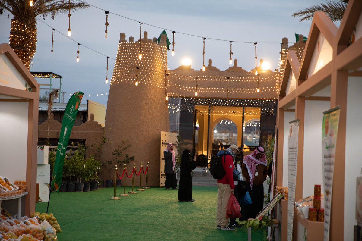 oranges_hail's tweet photo. #مهرجان_برتقالة_حائل مثَّل حلقة الوصل بين المزارعين والزائرين، وترابط مزارعي حائل باهلها، وعمق التواصل بين منطقة حائل وبقية مناطق المملكة، إضافة إلى كون المهرجان  مثل منصة معرفة عميقة بـ #برتقالة_حائل العريقة.

كونوا في موعد قادم ونسخة جديدة تتميز بحضوركم🤗 https://t.co/Dx6J5eypBK