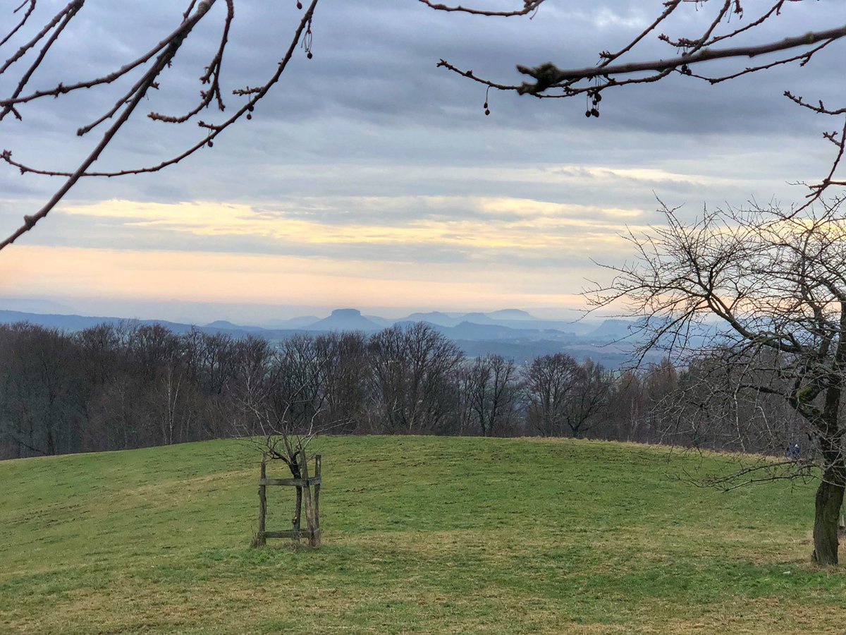 Hochtouren's tweet photo. Blick von Dresden-Zaschendorf auf die Tafelberge der Sächsischen Schweiz, heute Vormittag bei 9°C, mittig und markant der Lilienstein #Sachsen https://t.co/6mAIEVnQIP
