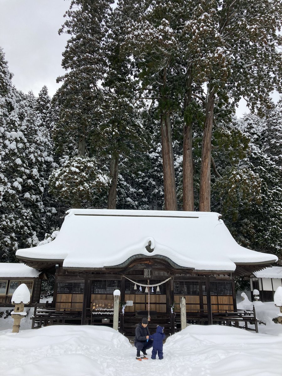 あけましておめでとうございます！今年はどんな年になるのか、あまり予定も見通しもないままの新年になりました。ゆらりゆらりと流れに身を任せるのも良いのかなとめずらしくのんびりしています。初詣は雪につつまれた中和神社にて。今年もどうぞよろしくお願いいたします。