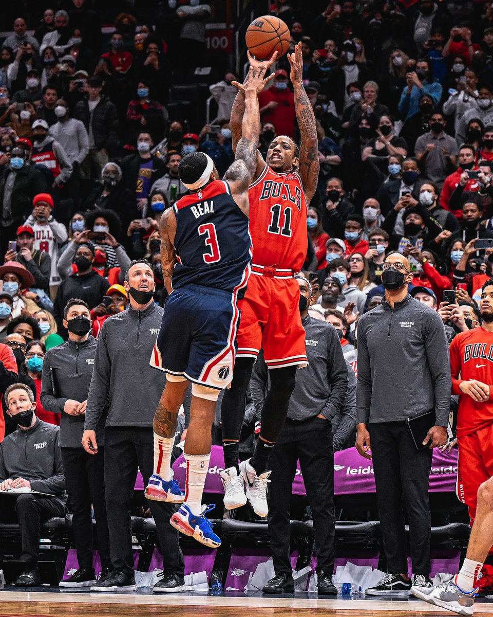 NBA_Legendary's tweet photo. Cet été, DeMar DeRozan était désigné "pire move" de la Free Agency par les dirigeants NBA et plusieurs médias US

6 mois plus tard, le joueur des Bulls inscrit 2 buzzer beaters en 24h et tourne à 26,8 points pour porter les Bulls sur le toit de la conférence Est

Grandiose. https://t.co/8CN7v08a7f