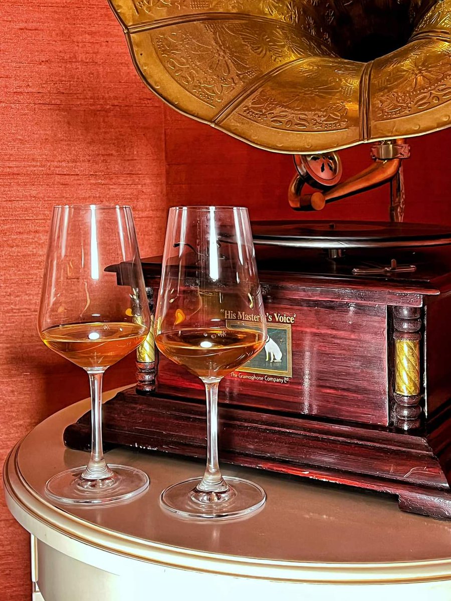 degustatea's tweet photo. My toast for 2022 is a very fragrant Qilan. Cooled, in glass. Because when a new year comes full of trust and expectations, it deserves to be celebrated with clinking: cheers! 🥂
__
#NewYear2022 #HappyNewYearsDay #HappyNewYear #Happy2022 #capodanno2022 https://t.co/rQEzNgfJSU