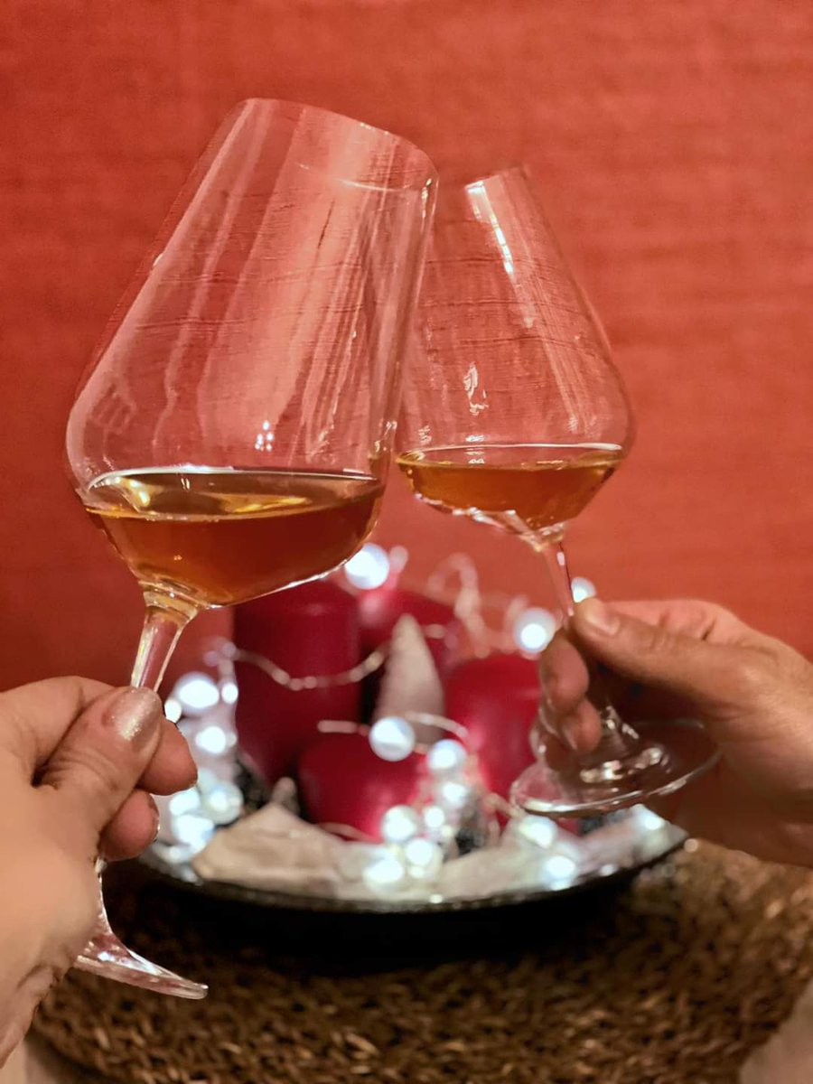 My toast for 2022 is a very fragrant Qilan. Cooled, in glass. Because when a new year comes full of trust and expectations, it deserves to be celebrated with clinking: cheers! 🥂
__
#NewYear2022 #HappyNewYearsDay #HappyNewYear #Happy2022 #capodanno2022