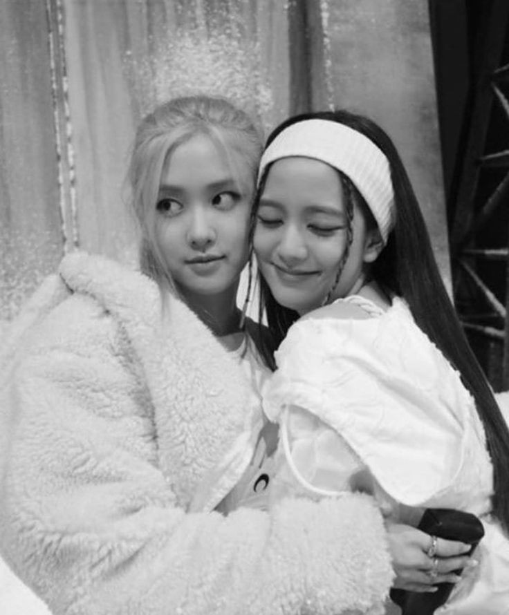 ROSEANNE_DAYS's tweet photo. Happy birthday to JISOO 💜 We wish you the happiest day, filled with love and warmth. Thank you for always being here for ROSÉ and BLACKPINK. We love you ☃️🧸

#OurPrideJISOOday
#첫눈처럼_다가온_지수의_생일을_축하해 @BLACKPINK https://t.co/6UGvh9xXpe