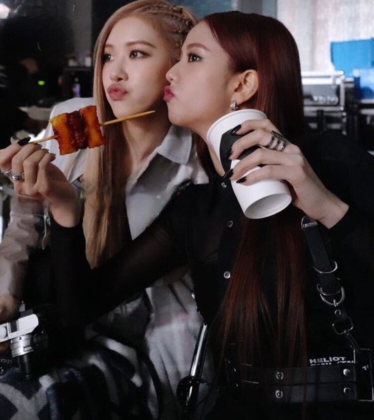 ROSEANNE_DAYS's tweet photo. Happy birthday to JISOO 💜 We wish you the happiest day, filled with love and warmth. Thank you for always being here for ROSÉ and BLACKPINK. We love you ☃️🧸

#OurPrideJISOOday
#첫눈처럼_다가온_지수의_생일을_축하해 @BLACKPINK https://t.co/6UGvh9xXpe