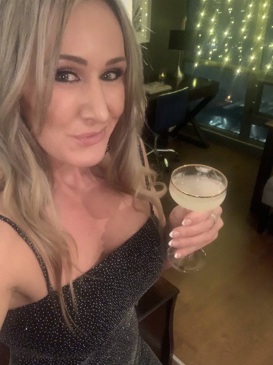 RosellenRJC's tweet photo. Here’s to a beautiful 2022 filled with love and abundance… and a jet. 💫👊😉 #2022NewYear #Grateful #Friends #Toronto #HappyNewYear https://t.co/iniWM2u548
