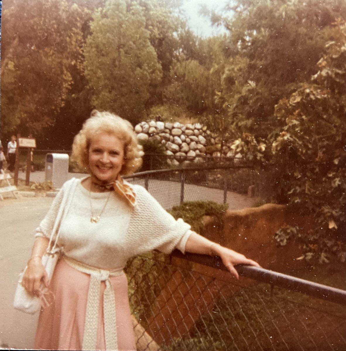 AmyLangfield's tweet photo. Here’s the picture I took of Betty White when I ran into her at the @LAZoo in June 1982. She was on her own and she told me she just loved to visit and see the animals. https://t.co/c2ZEBJwukb