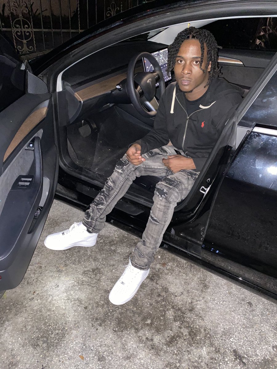 ballout_robert's tweet photo. Counting money, working on myself That's if you wonder how I been https://t.co/gpiQFWAd1y