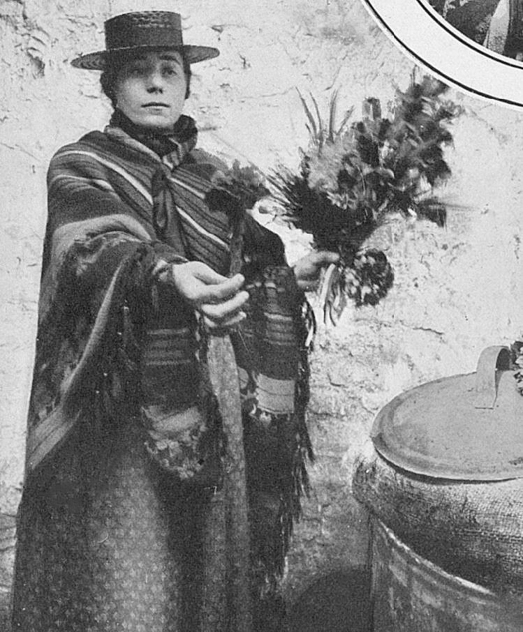 BNArchive's tweet photo. The Tatler, 27 April 1904, pictures an early 20th century London flower seller, who describes how 'the making up of flower bunches isn't learnt in a day,' and how 'violets are always easy to sell' #OccupationHistory https://t.co/SPxEifsyot