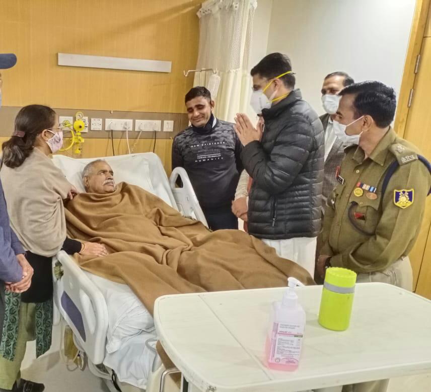 ThePotLot2019's tweet photo. आज किरोड़ी लाल बैंसला जी मरणासन्न अवस्था में है  राजस्थान से कोई भी नेता मिलने नही गया।  सिर्फ सचिन पायलट जी बुजुर्ग नेता के ��ालचाल पूछने गए। फिर भी इनपर जातिगत राजनीति का आरोप लगता है। https://t.co/56FTNGXlJK