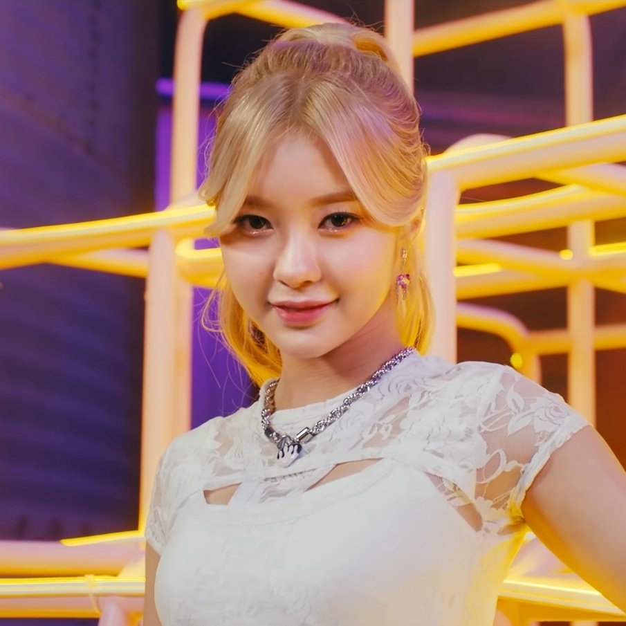 archivekdayeon's tweet photo. KIM DAYEON IS DEBUTING TODAY https://t.co/ooEAXytGlS