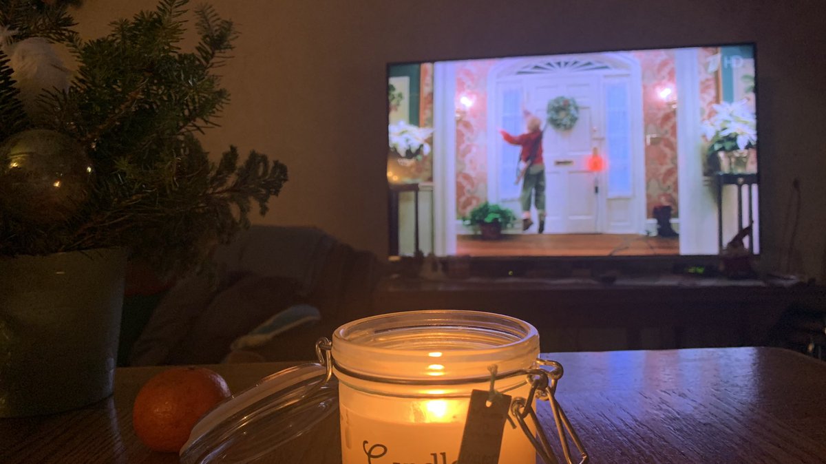 кола с лаймом и киндер 
пицца, ред бул и один дома по телевизору
моё начало года 🤘🏽