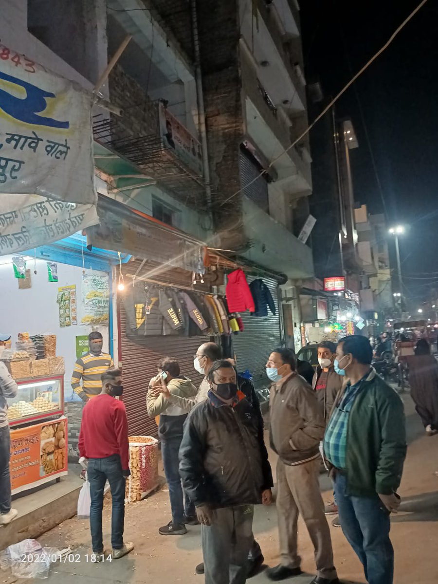 sdmpreetvihar's tweet photo. @divisionalcomm3 @CMODelhi @LtGovDelhi @AryaRahul24 For violation of DDMA guidelines, action has been taken against shopkeepers in Laxmi ngr main mkt today by closing down violators/issuing challans. https://t.co/d5jXxdaRCU